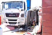 Devrilen kamyonun sürücüsü yaralandı