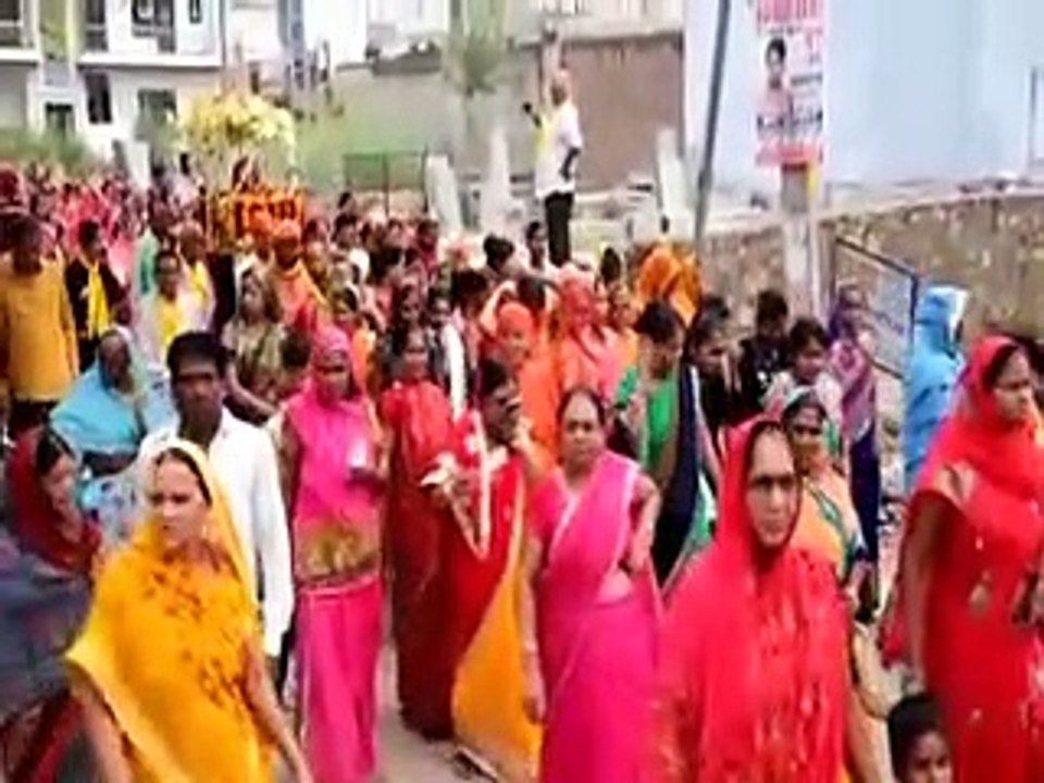 रजत पालकी में सवार होकर निकले साईं बाबा, धूमधाम से निकाली पालकी