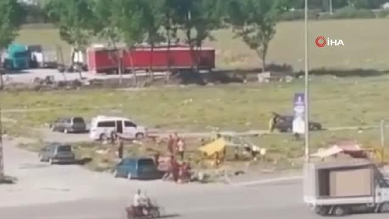 Bursa'da konar göçer aileler birbirine girdi yoldan geçen araçları taşladılar