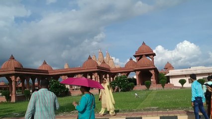 কলকাতার খুবই কাছে এই মন্দিরে সোনার ঠাকুর আছে।