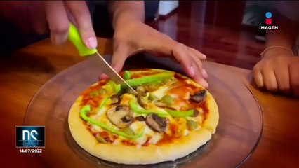 Atalo Mata Othón prepara pizza vegetariana