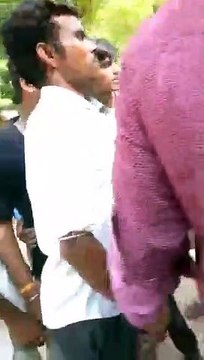 सडक़ पर कीचड़ से परेशान छात्रों व ग्रामीणों ने किया प्रदर्शन, सुलझाने गए सरपंच के साथ बदसलूकी