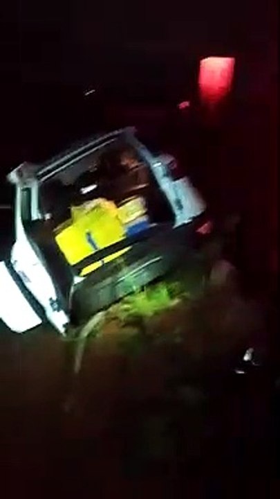 Carro com 168 quilos de maconha foge de policiais e capota em SC