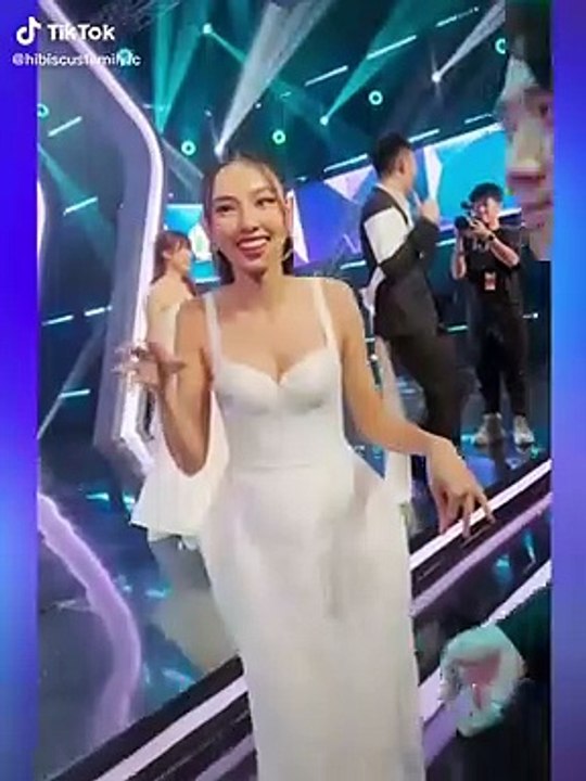 Hòa Minzy dành tặng Thùy Tiên món quà bất ngờ