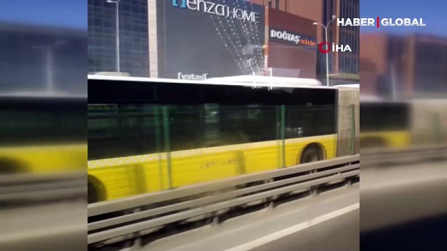 Beylikdüzü'nde panik anları: Metrobüsün motor kısmında yangın meydana geldi