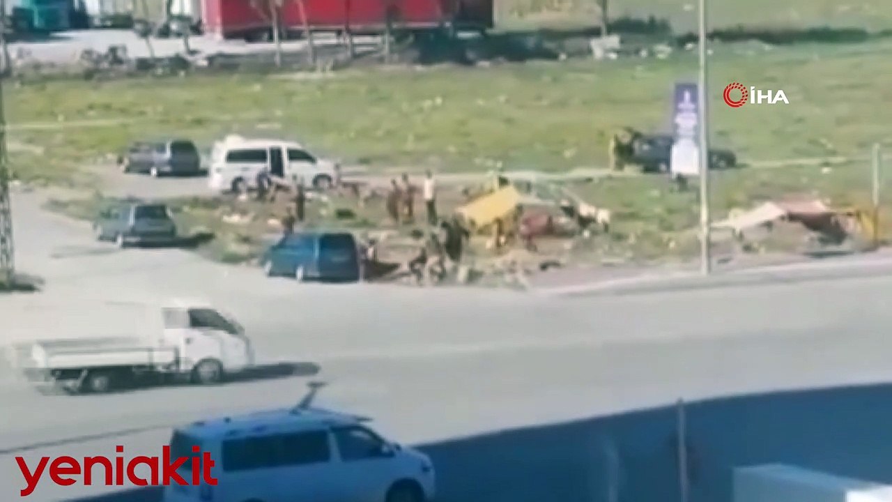 Konar göçer aileler birbirine girip yoldan geçen araçları taşladılar