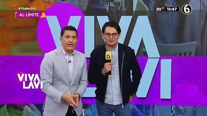 Mujer conduce motocicleta con bebé en brazos; se salvan de terrible accidente