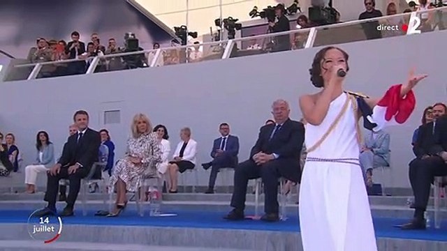 Candice Parise, ancienne candidate de The Voice , chante lors du défilé du 14 juillet 2022