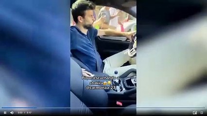 Piqué escuchando una canción de Shakira a todo volumen