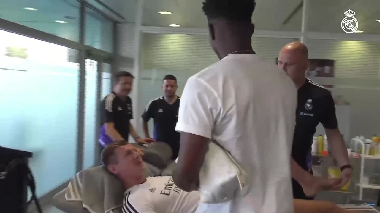 La genial bienvenida de Kroos a Tchoaumeni