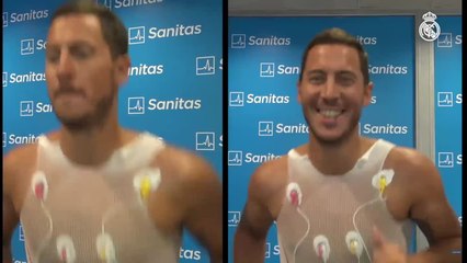 Hazard, sin camiseta en el reconocimiento médico