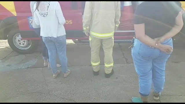 Após freada brusca, passageira de carro bate cabeça contra para-brisas e é socorrida pelo Siate