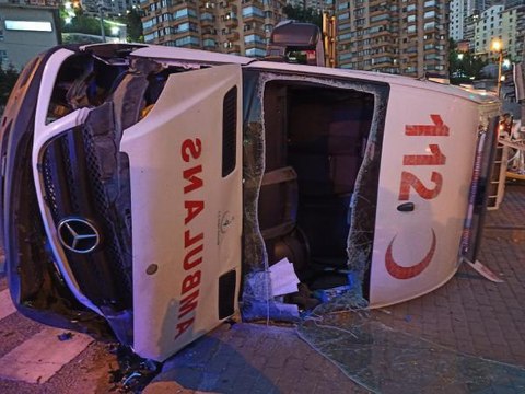 Son dakika haberleri: Hasta taşıyan ambulans ile otomobil çarpıştı; 3 sağlık çalışanı hafif yaralandı