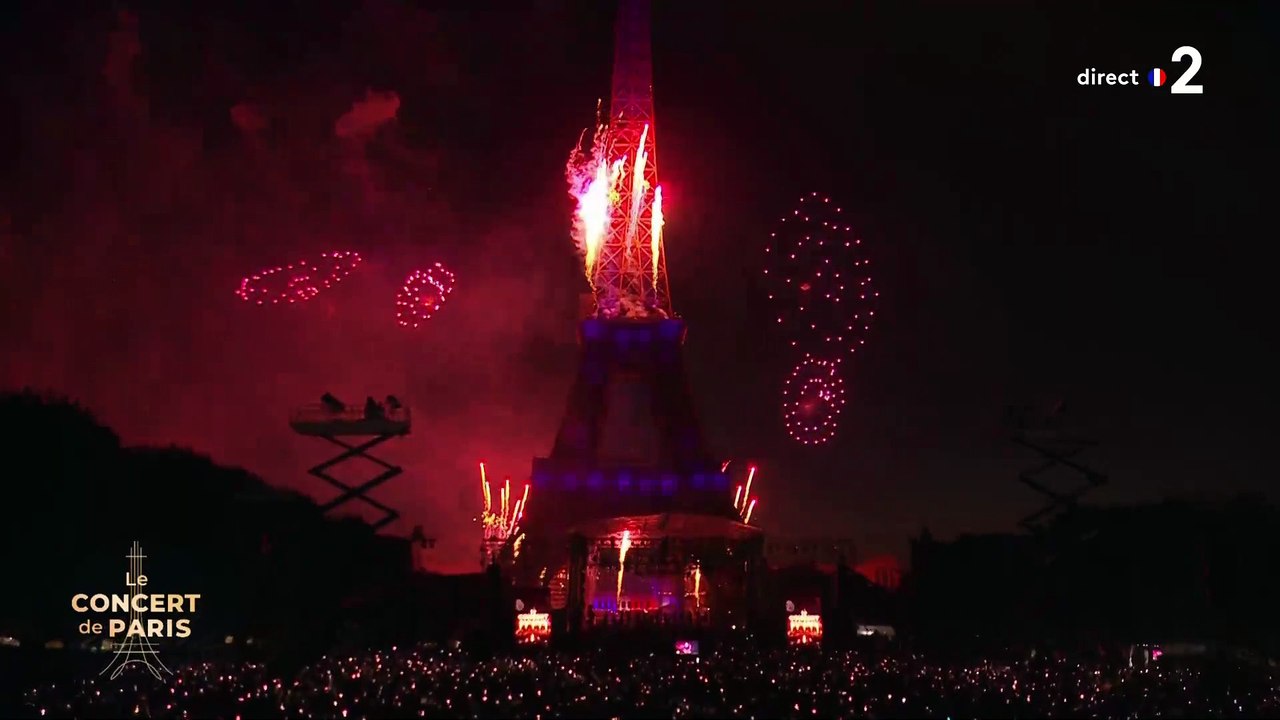 Feu d artifice du 14 juillet à Paris - Regardez le bel hommage à la chanteuse Régine au son de sa chanson "Les petits papiers"
