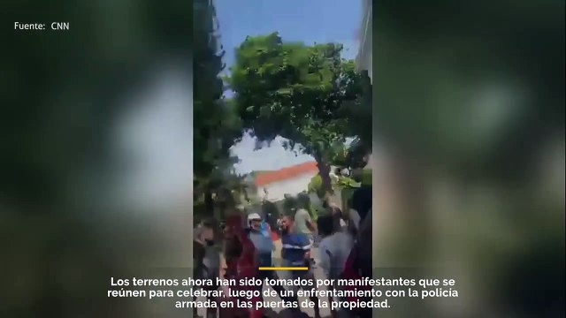 Manifestantes ingresan a la oficina del primer ministro de Sri Lanka.
