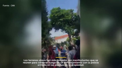 Manifestantes ingresan a la oficina del primer ministro de Sri Lanka.