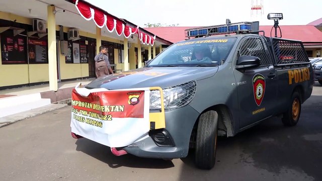 Gandeng Dinas Peternakan, Anggota Polres Ketapang Lakukan Penyemprotan Disinfektan Untuk Cegah PMK