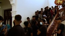كاميرا الجزيرة ترصد دخول المحتجين مكتب رئيس الوزراء السريلانكي