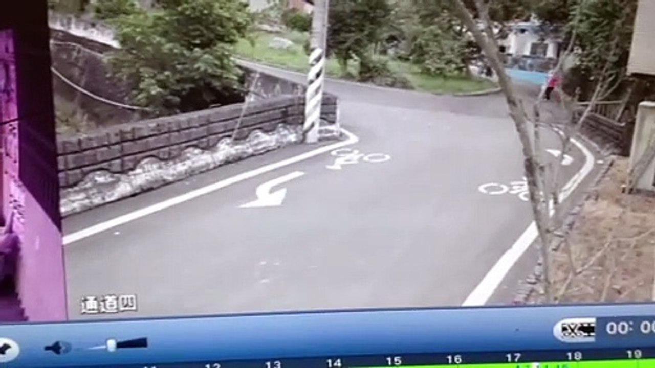 影》最新逃亡畫面曝！槍殺奪4命 凶手劫死者機車逃霧峰