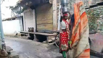 इस शहर में जिंदगी का हिस्सा बन गया है ठेला और साइकिलों पर पानी ढोना