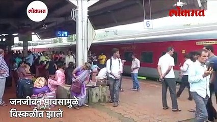 दरड कोसळली, कोकण रेल्वे थांबली..