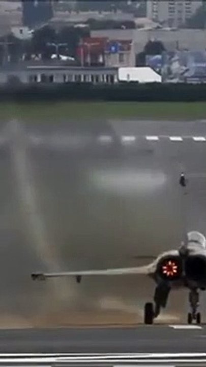 Dassault Rafale atterrit avant la piste