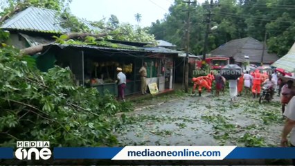 Télécharger la video: തൊടുപുഴ കുണിഞ്ഞിയിൽ ശക്തമായ കാറ്റിൽ വ്യാപക നാശനഷ്ടം; മരം വീണ് വീടുകൾ തകർന്നു