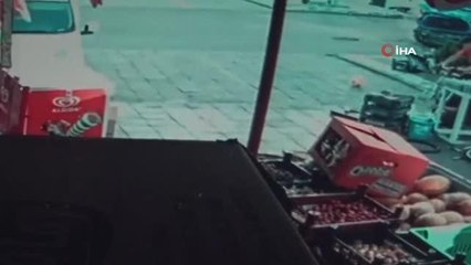 Kargo aracının altında kalmaktan son anda kurtuldular