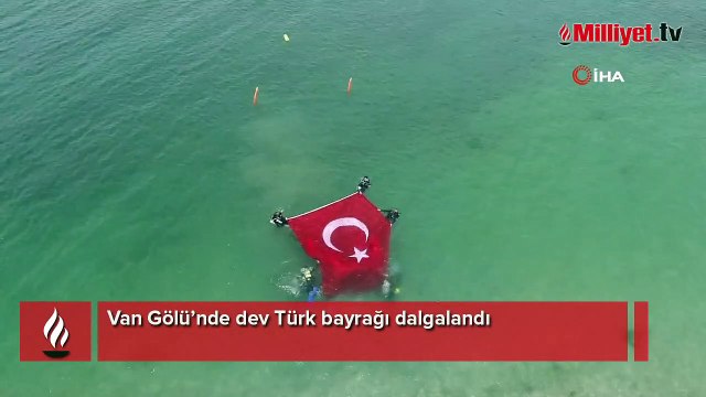 Van Gölü’nde dev Türk bayrağı dalgalandı