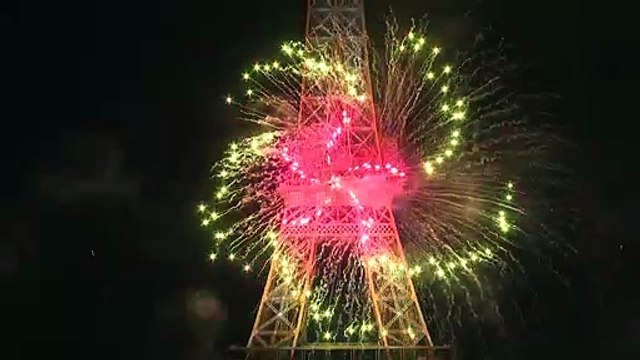 Feu d'artifice du 14 juillet aux couleurs de l'Ukraine à Paris