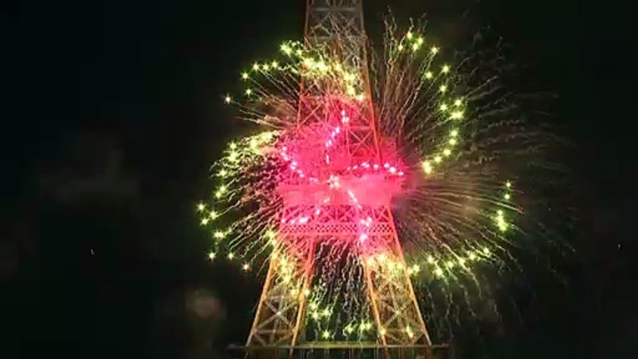 Feu d'artifice du 14 juillet aux couleurs de l'Ukraine à Paris