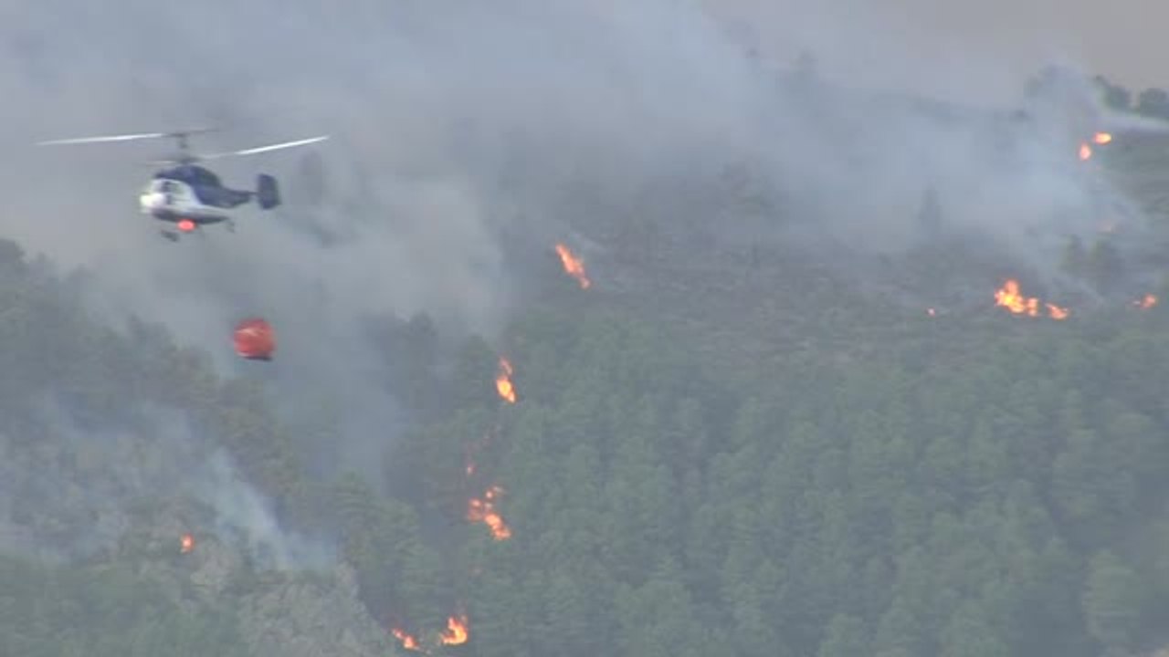 Las llamas siguen avanzando sin control en el incendio de las Hurdes
