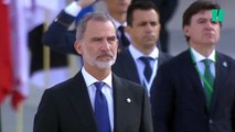 Los Reyes se acercan las sillas durante el acto homenaje