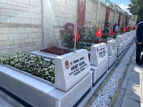 Edirnekapı Şehitliği'nde 15 Temmuz şehitleri için tören düzenlendi