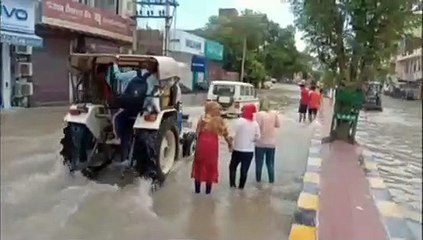 Video herunterladen: Floodभीषण बारिश के बाद शहर में बाढ़ जैसे हालात, सेना की टीमें पहुंची