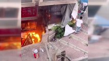 Arnavutköy'de mahalle bakkalı alev alev yandı