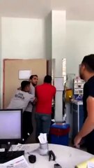 Batman'da sağlık çalışanları, hasta yakınlarının saldırısından kapıya yaslanarak kurtuldu