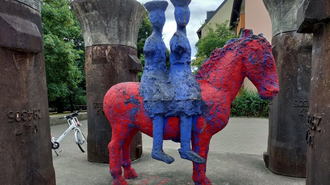 Bekannte nürnberger skulptur beschmiert