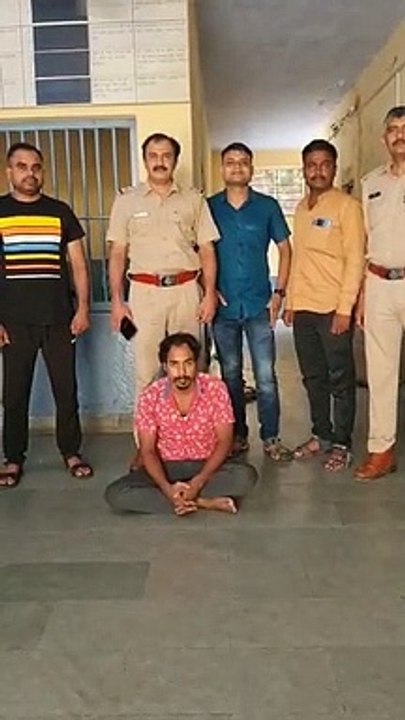कट्टे में भरकर ले जा रहा था शराब, पुलिस ने व्यक्ति को दबोचा