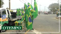 Apoiadores de Bolsonaro aguardam chegada do presidente em Juiz de Fora