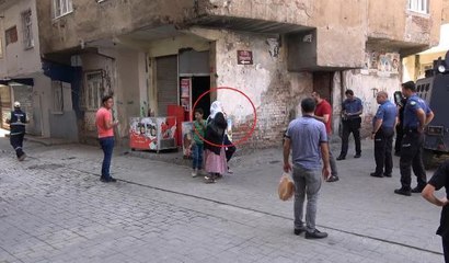 SİLAHLI KAVGADA, YOLDAN GEÇEN KİŞİ VURULDU: 3 GÖZALTI