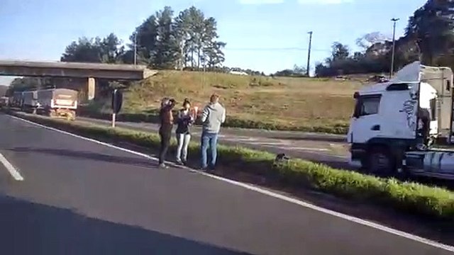 Motorista sofre lesões graves em colisão entre caminhões na 376, em Ponta Grossa