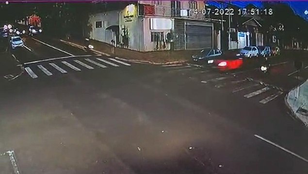 Câmera de segurança registra batida violenta que deixou motociclista ferido