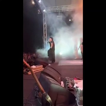 Hayko Cepkin, 'Konser yüzünden bebeği uyutamayacağım' diyen dinleyicisi için sahnede ninni söyledi