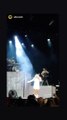 Amel Bent en robe pin-up et décolleté sexy lors d'un concert le 14 juillet 2022.
