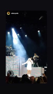 Amel Bent en robe pin-up et décolleté sexy lors d'un concert le 14 juillet 2022.