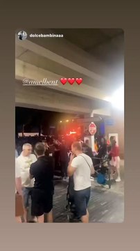 Amel Bent en robe pin-up et décolleté sexy lors d'un concert le 14 juillet 2022.