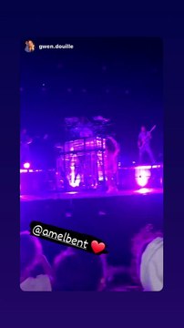 Amel Bent en robe pin-up et décolleté sexy lors d'un concert le 14 juillet 2022.