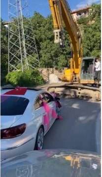 İŞ MAKİNESİYLE DÜĞÜN KONVOYUNUN ÖNÜNÜ KESİP BAHŞİŞ ALDI