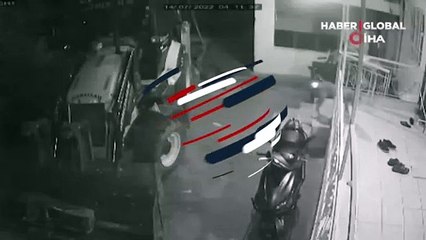 Sosyal medyada viral oldu! Köpeklerin 'organize ayakkabı hırsızlığı' kamerada